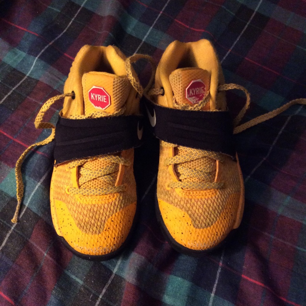 Nike Kyrie toddler boys 10C school bus shoes